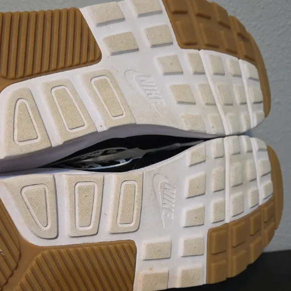 Nike Women's White and Black Sneakers with Animal Print - Picture 8 of 9